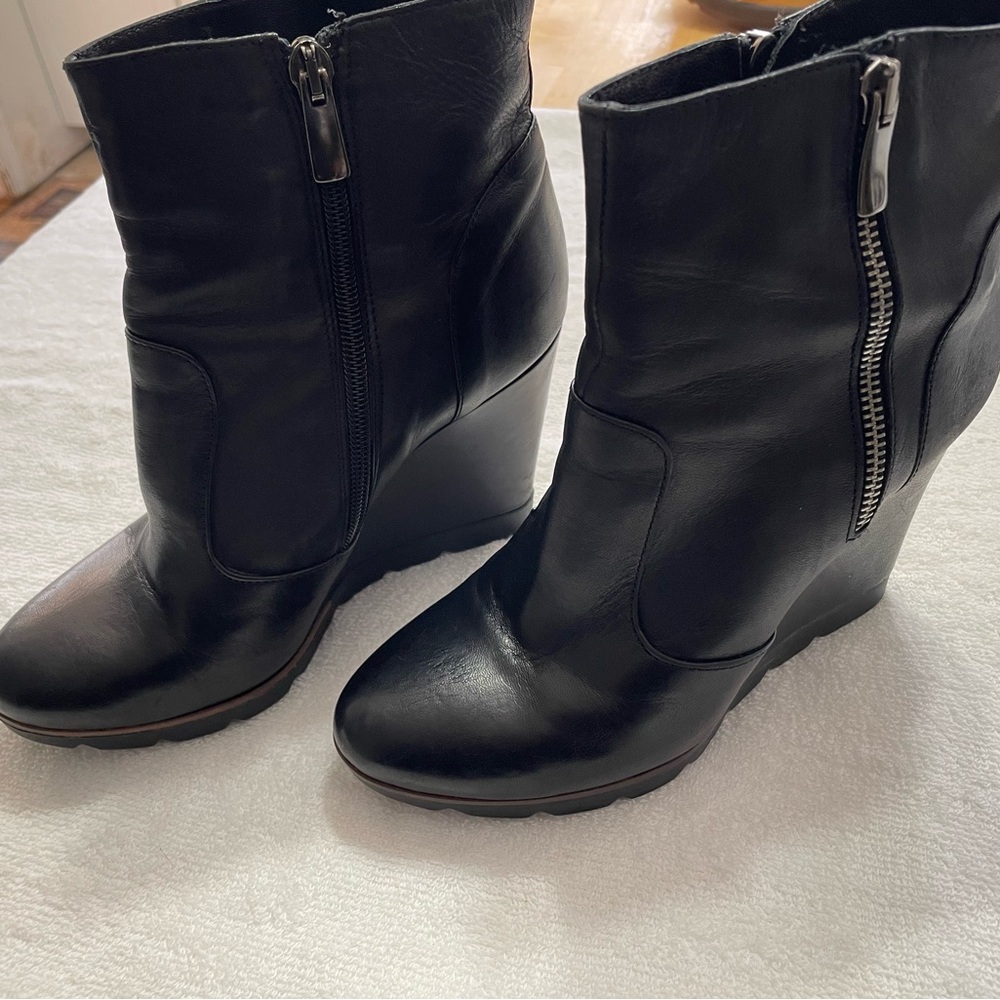 Melin Black Wedge Shoes with Sleek Design